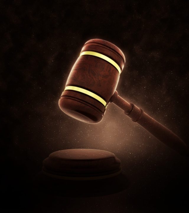 مطرقة قضائية مضيئة للفت النظر للاشخاص المهتمه بتأسيس الشركات في مضر