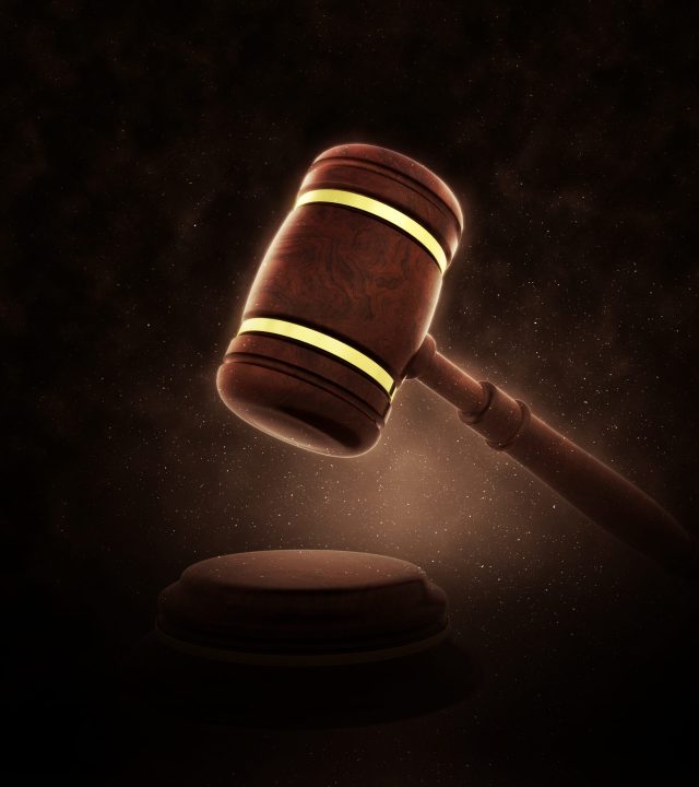 مطرقة قضائية مضيئة للفت النظر للاشخاص المهتمه بتأسيس الشركات في مضر